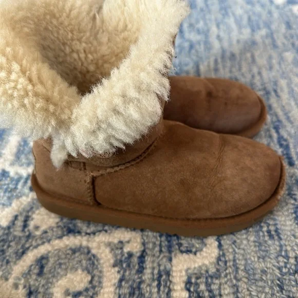UGG Bailey button chestnut brown girls 13 - Picture 4 of 11